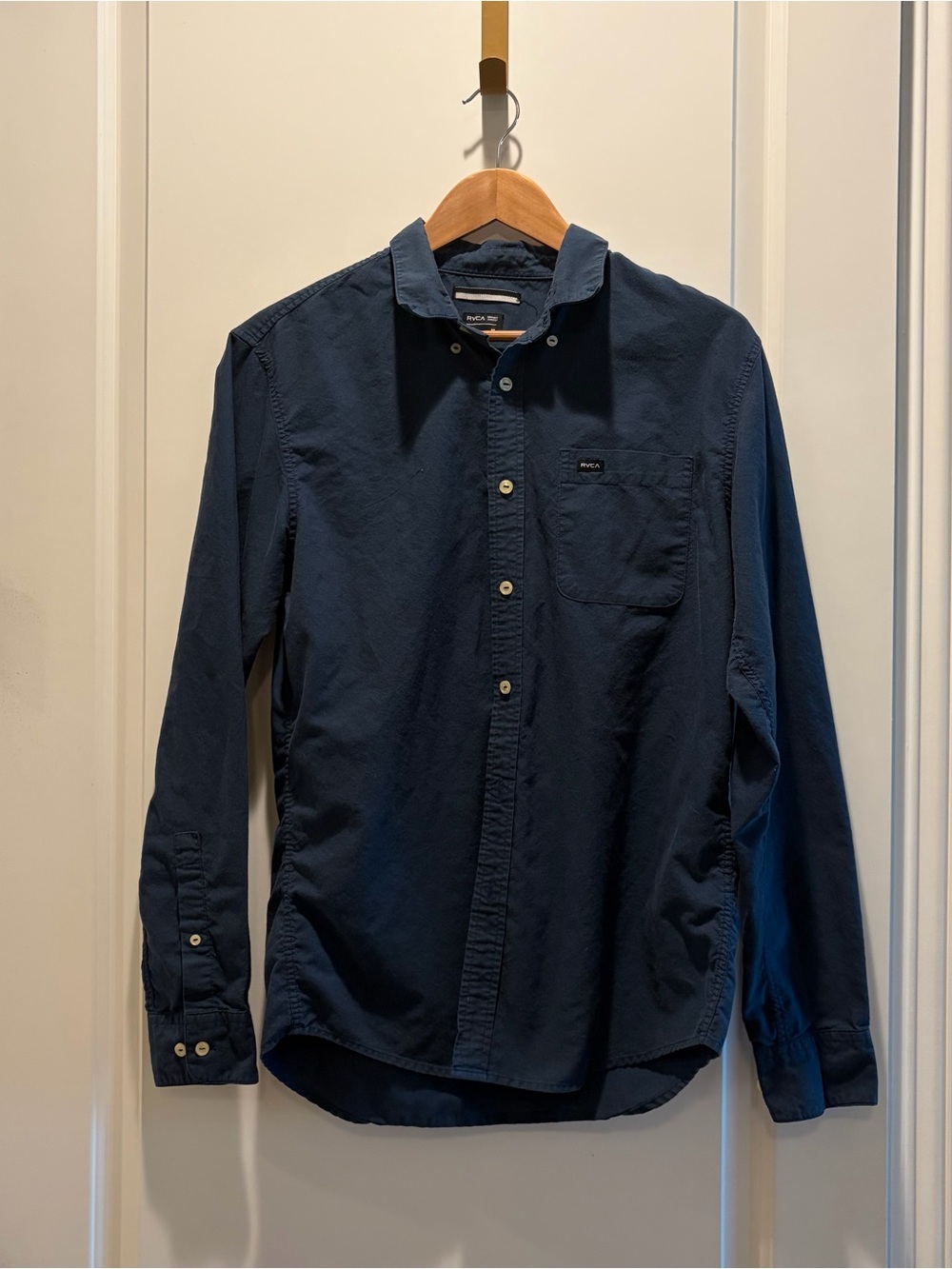 RVCA Men’s Dark Blue Long-Sleeve medium Button-Down Shirt - Picture 2 of 4